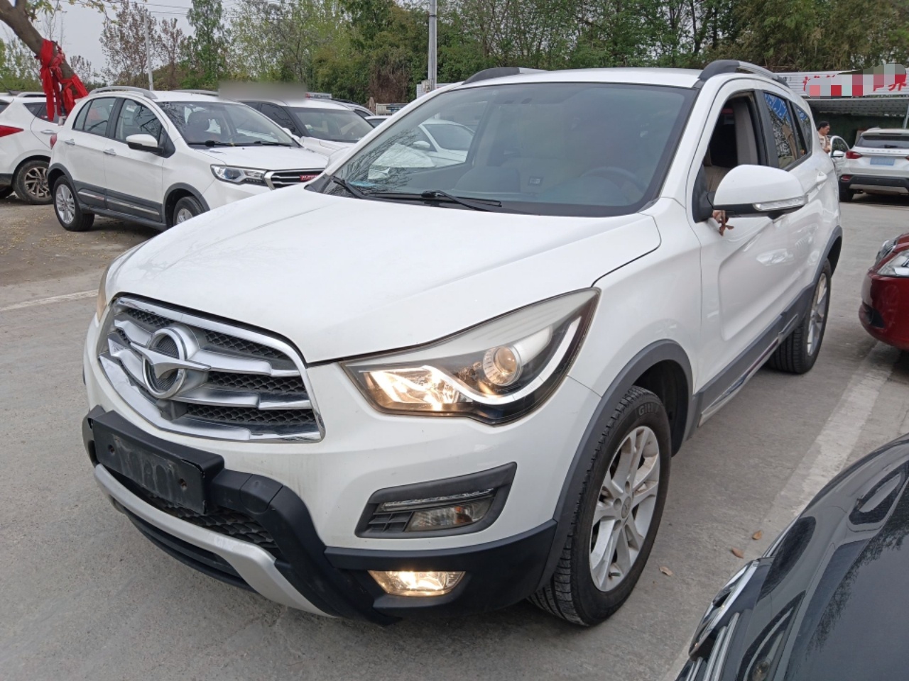 تحت مقدمة السيارة