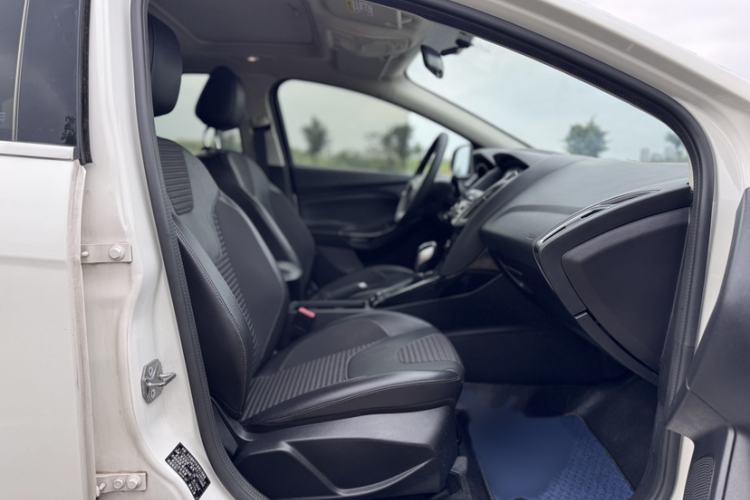 Used Ford Focus 2018 Sedan Classic 1.6L Automatic Trendy SmartDrive Edition Interior 1