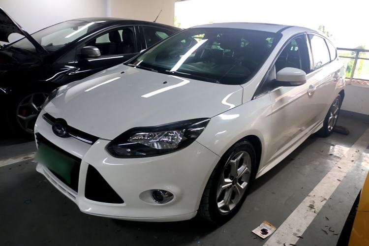 Ford Focus 2012 Hatchback 2.0L Manual Luxury Sport Model usado