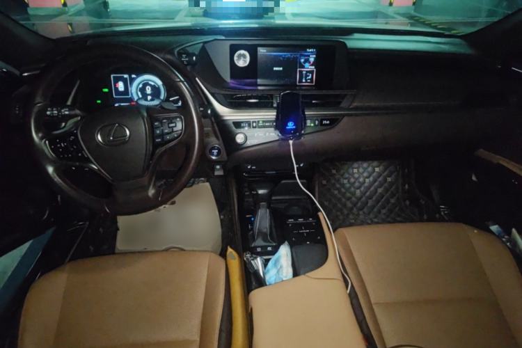 Used Lexus ES 2020 300h Premier Edition Center Console