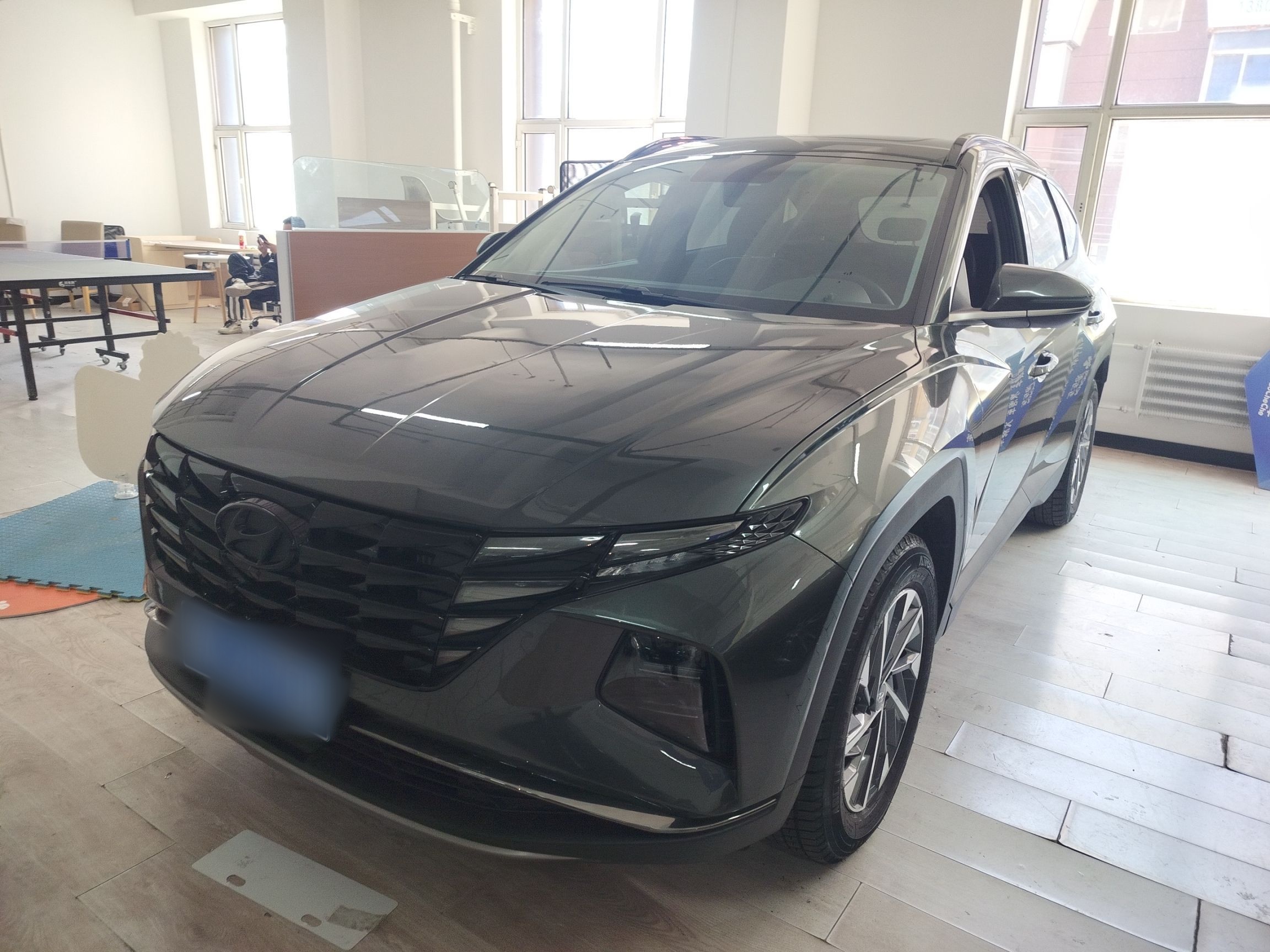 تحت مقدمة السيارة