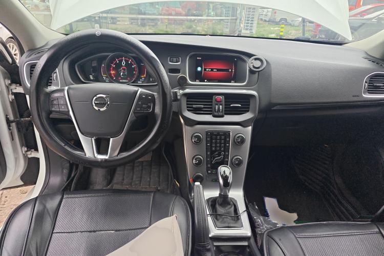 Used Volvo V40 2017 T4 Smart Luxury Edition
