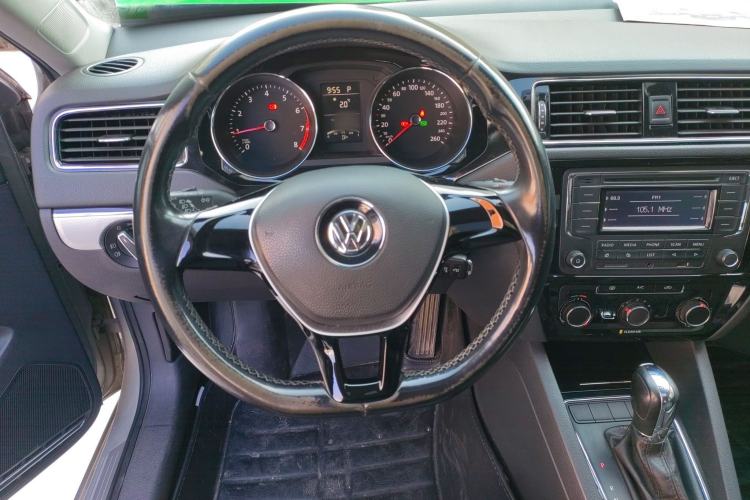 Used Volkswagen Sagitar 2015 1.6L Automatic Comfort Model
