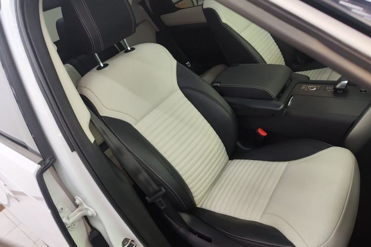 Used Land Rover Discovery 2023 Revised Version 360 PS R-Dynamic S Right Front Seat