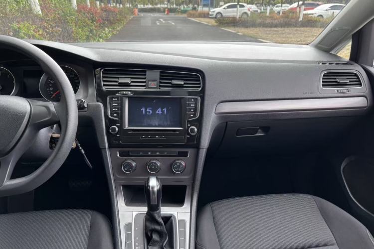 Used Volkswagen Golf 2016 1.6L Automatic Fashion Model
