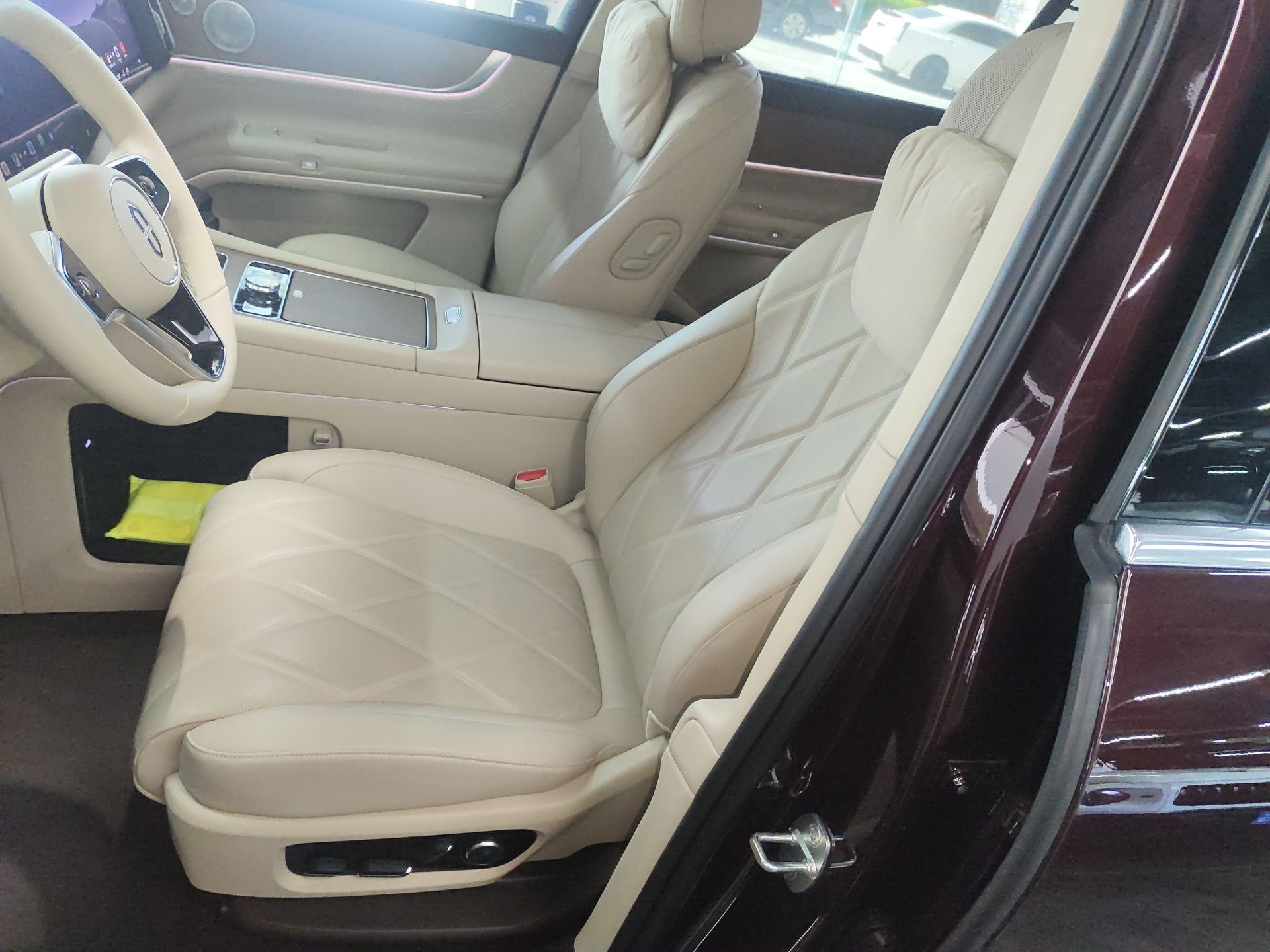 Переднее сиденье в автомобиле