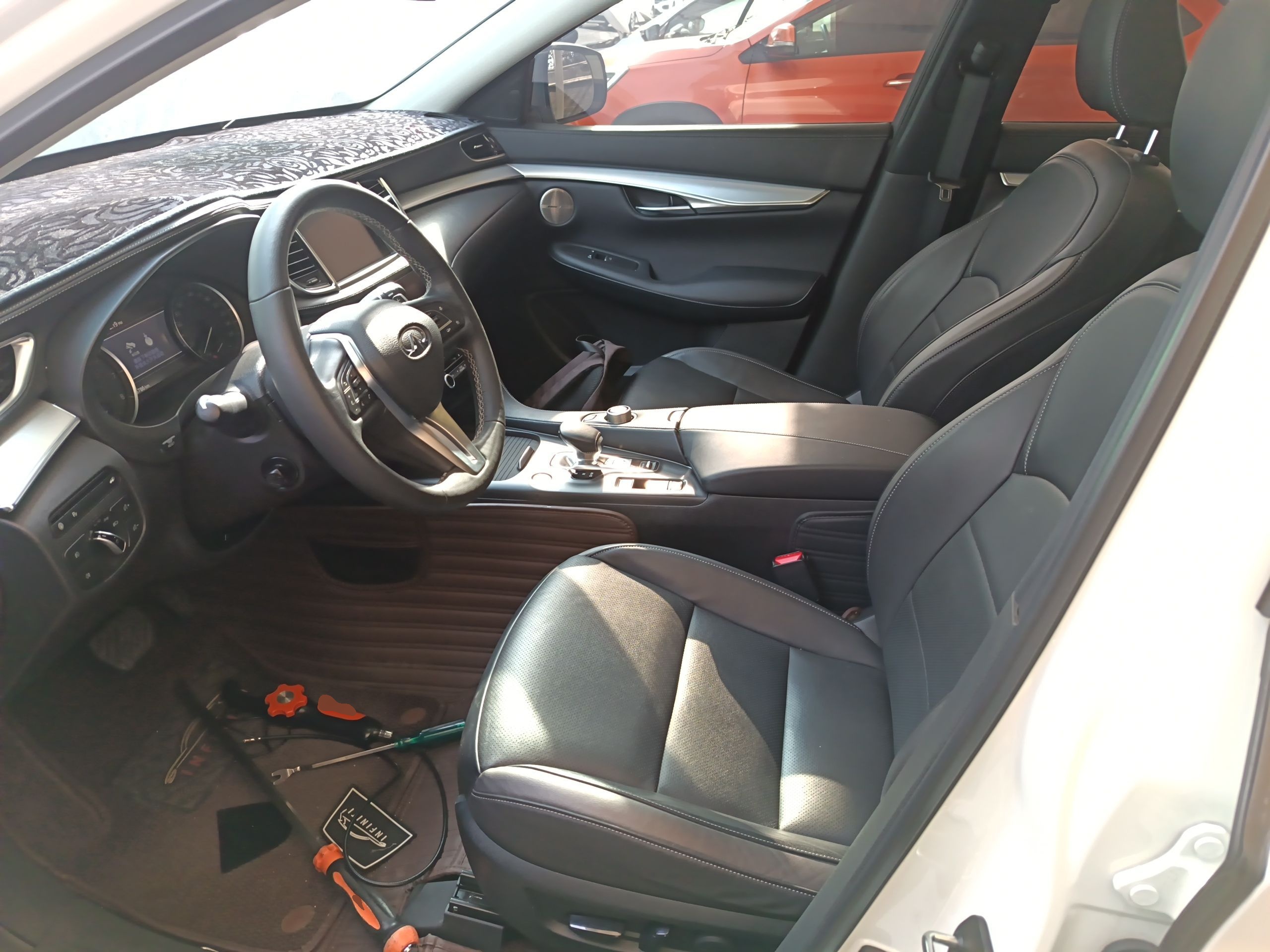 المقاعد الأمامية داخل السيارة