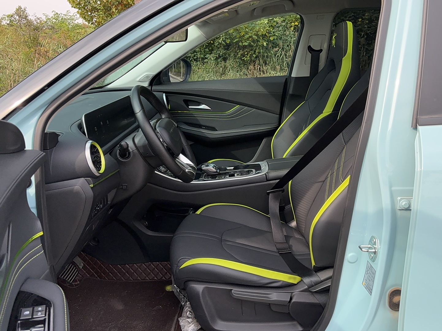 المقاعد الأمامية داخل السيارة