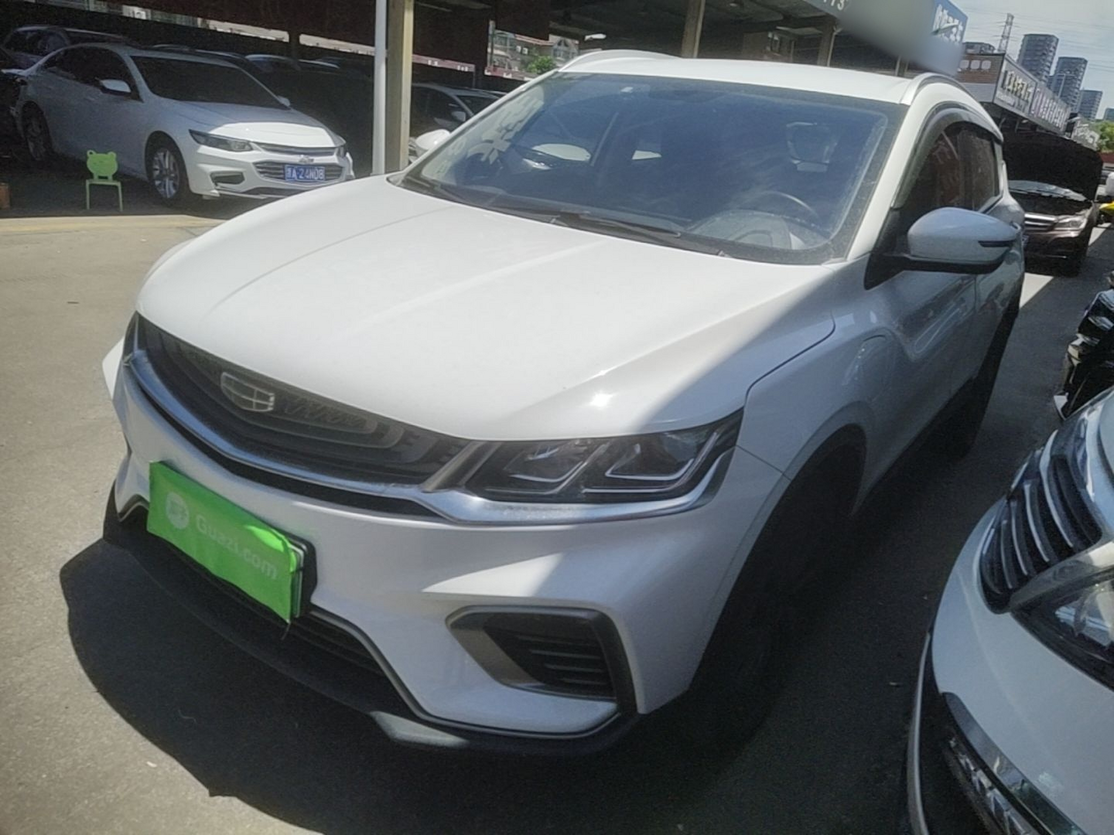تحت مقدمة السيارة
