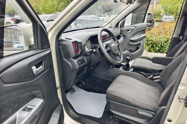 Used Dongfeng Fengon 380 2022 1.5L Comfort-Class Passenger Vehicle (Steel Spring) with 5 Seats