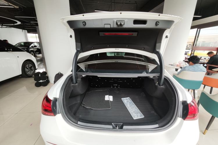 Used Mercedes-Benz A-Class 2022 Revised Version A 200 L Sport Sedan Fashionable Style
