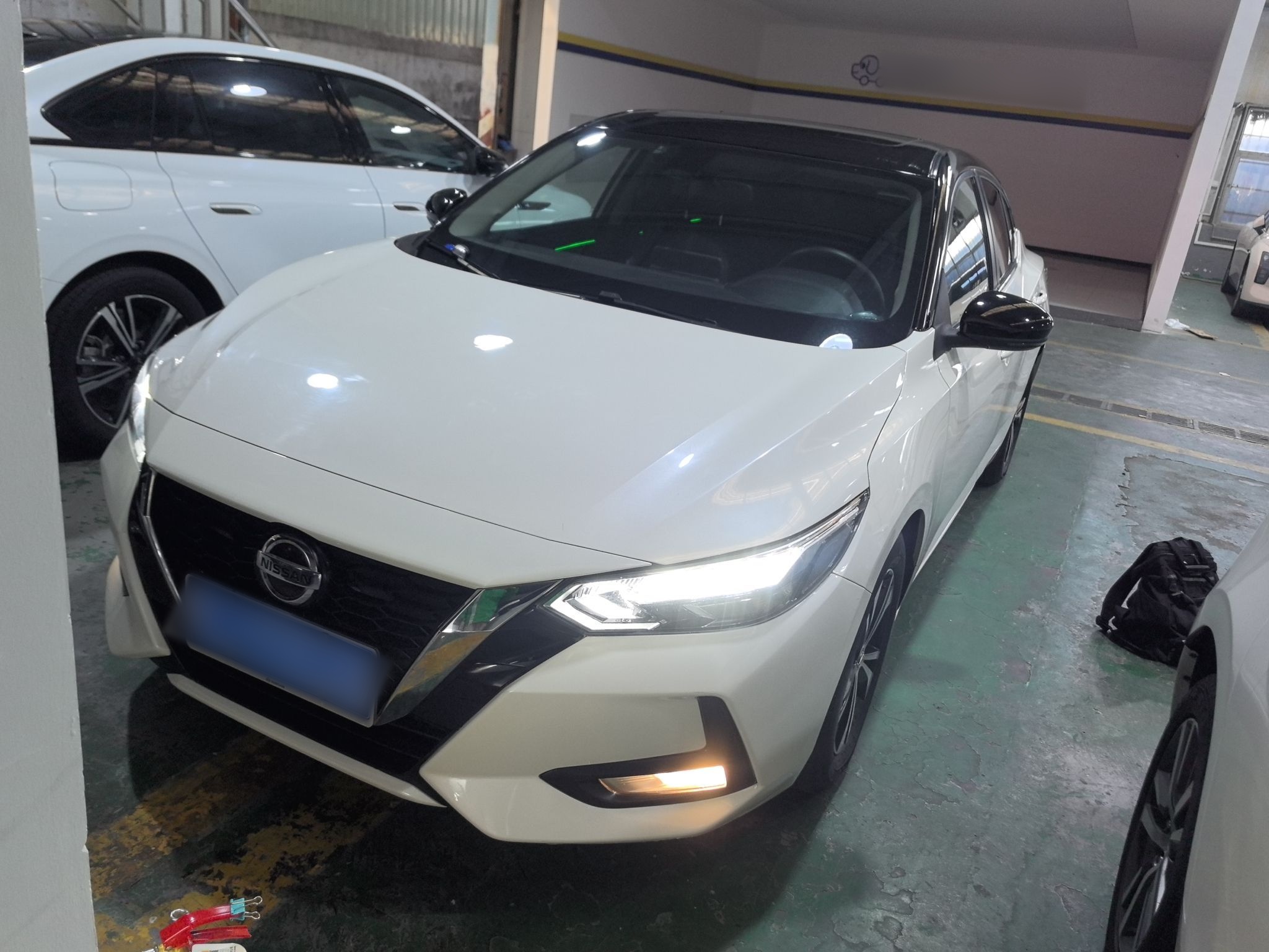 Под передней частью автомобиля