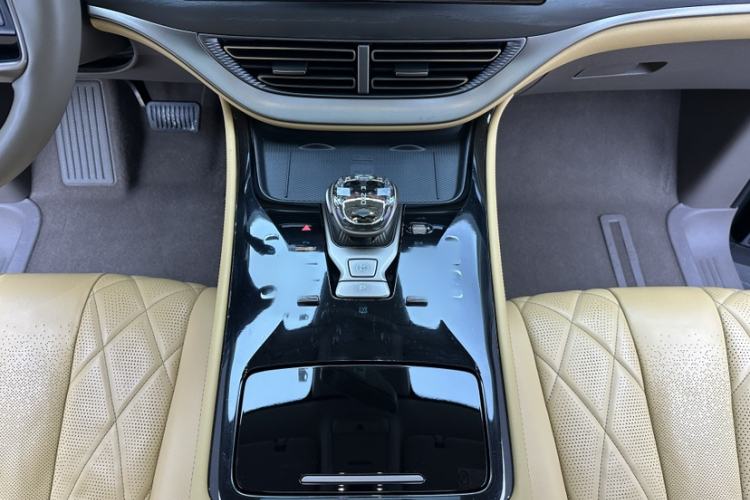 Used Denza D9 2022 DM-i 970 Four-Wheel Drive Flagship Model
