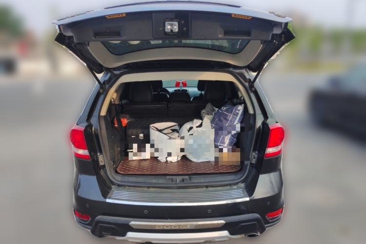 Used Dodge Journey 2013 2.4L Two-Wheel Drive Luxury Version Trunk