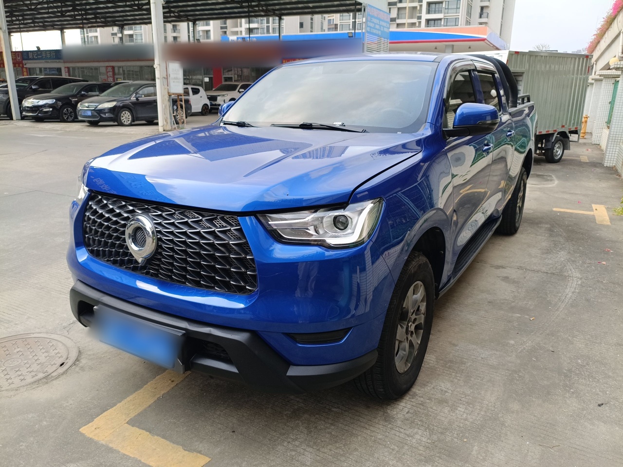 تحت مقدمة السيارة