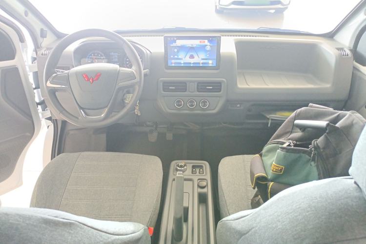 Used Wuling Yangguang 2024 300KM Comfort Version Passenger Van 75kW Center Console