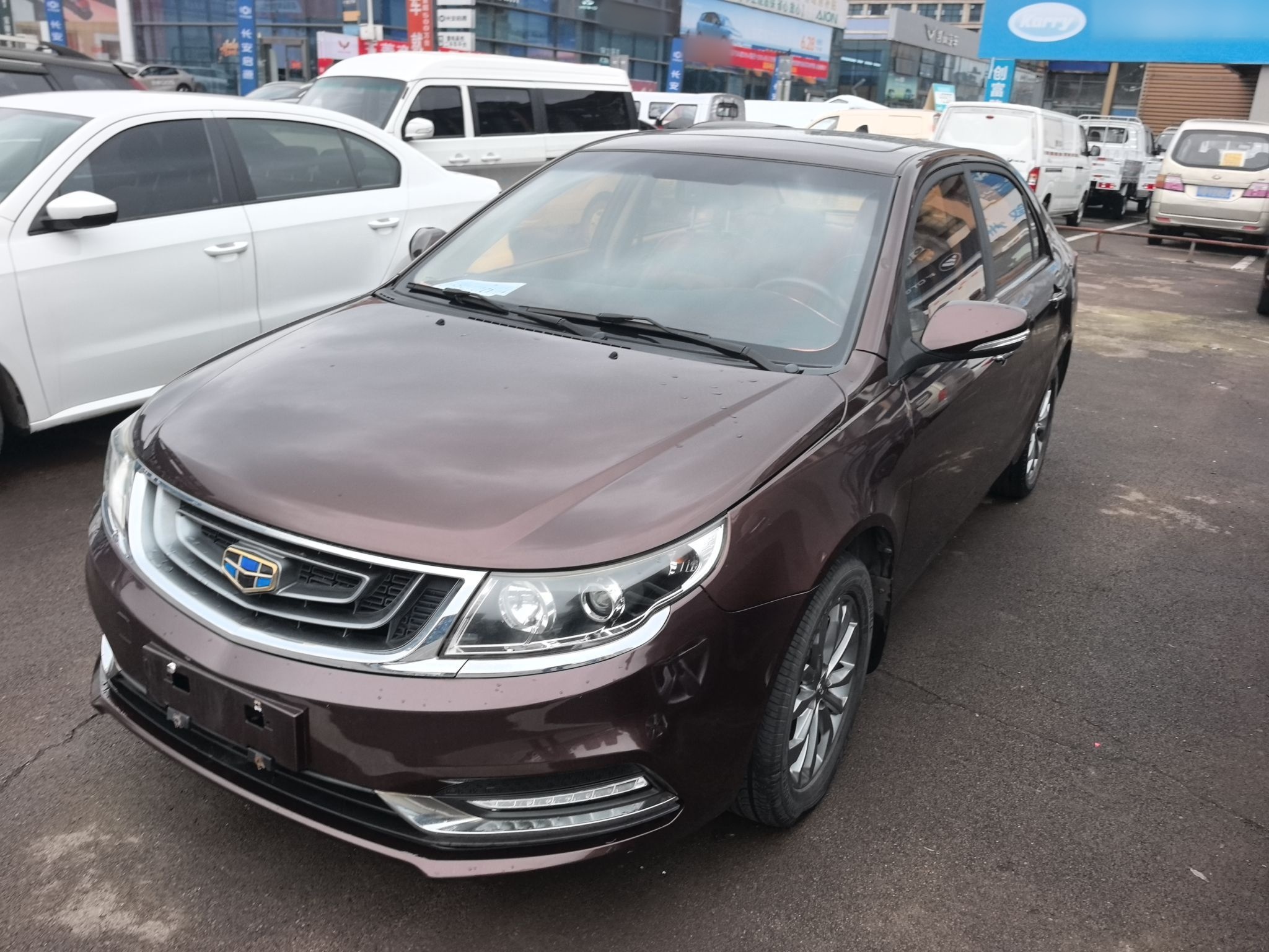 تحت مقدمة السيارة