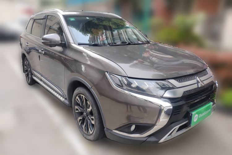 Used Mitsubishi Outlander 2019 2.4L 4x4 Zhi Xiang Edition 7 Seats China V Emission Standard Front Right 45 Deg