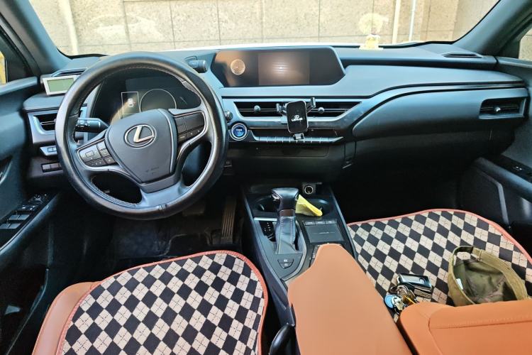 Used Lexus UX 2020 260h Explore-Cool Edition Center Console