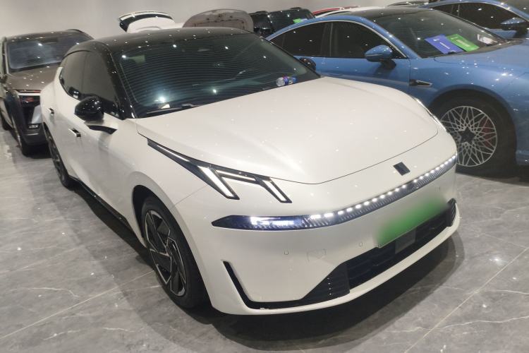 Used Lynk & Co 07 2024 EM-P 126 Long-Range Ultra Front Right 45 Deg