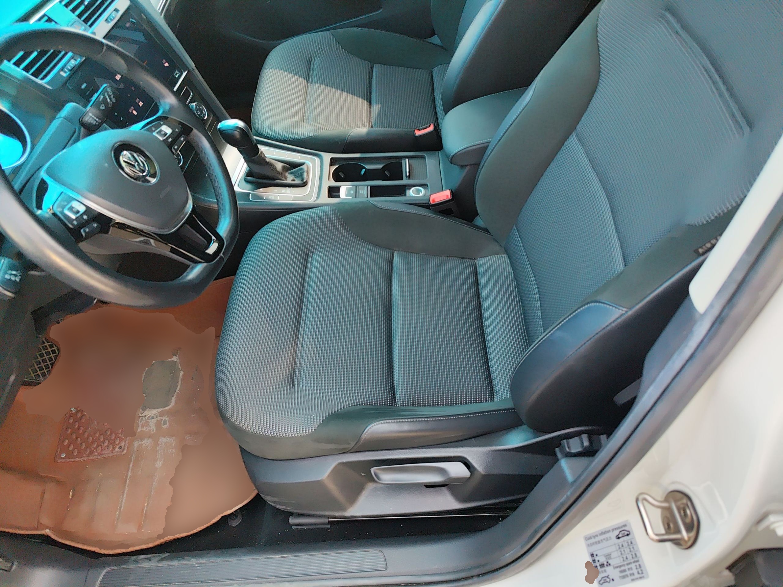 المقاعد الأمامية داخل السيارة