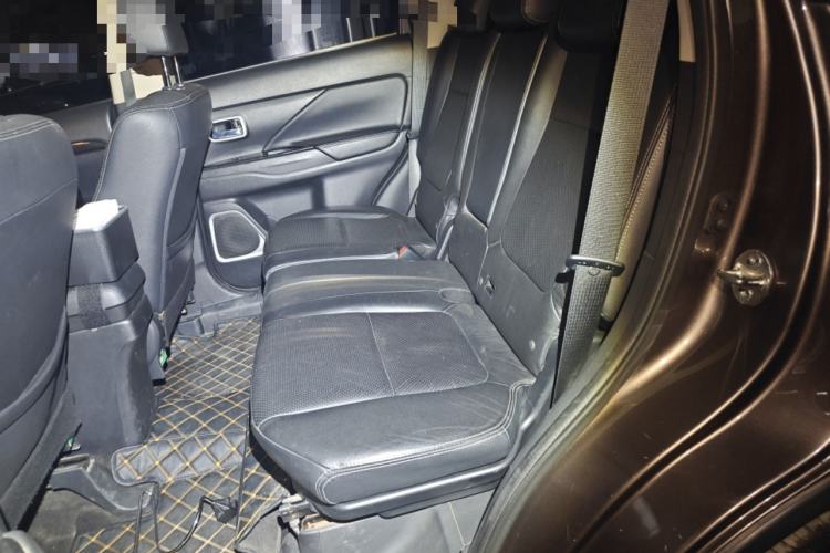 Used Mitsubishi Outlander 2016 2.4L 4x4 Luxury Edition 7-Seater
