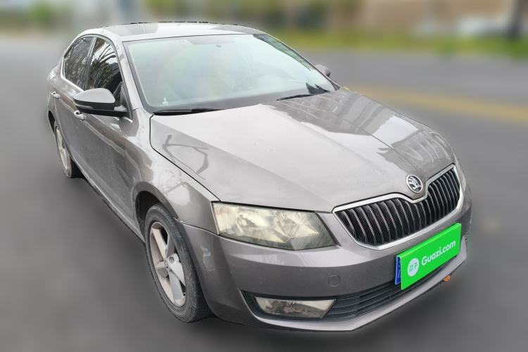 Used Skoda Octavia 2015 1.6L Automatic Yijie Edition Front Right 45 Deg