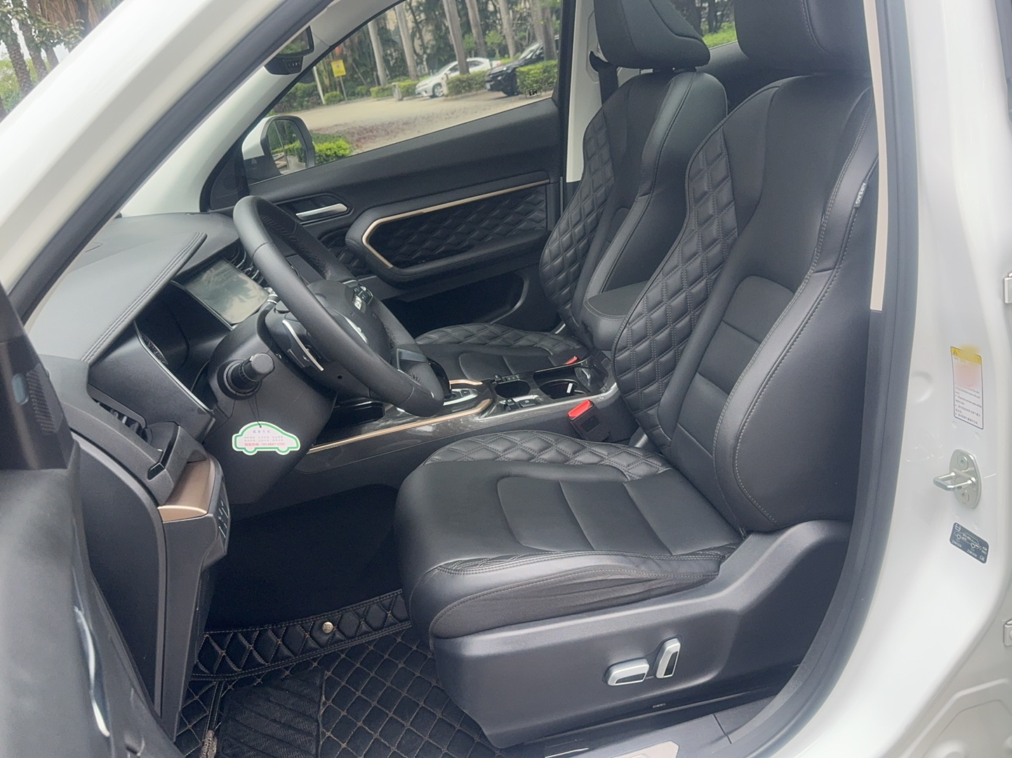 المقاعد الأمامية داخل السيارة