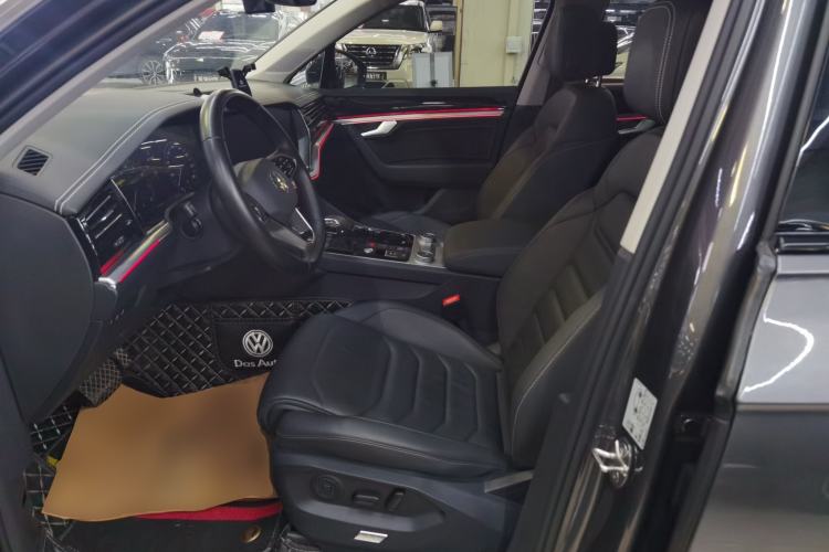 Used Volkswagen Touareg 2021 3.0 TSI Luxury Edition Black Diamond Sport Package Left Front Seat