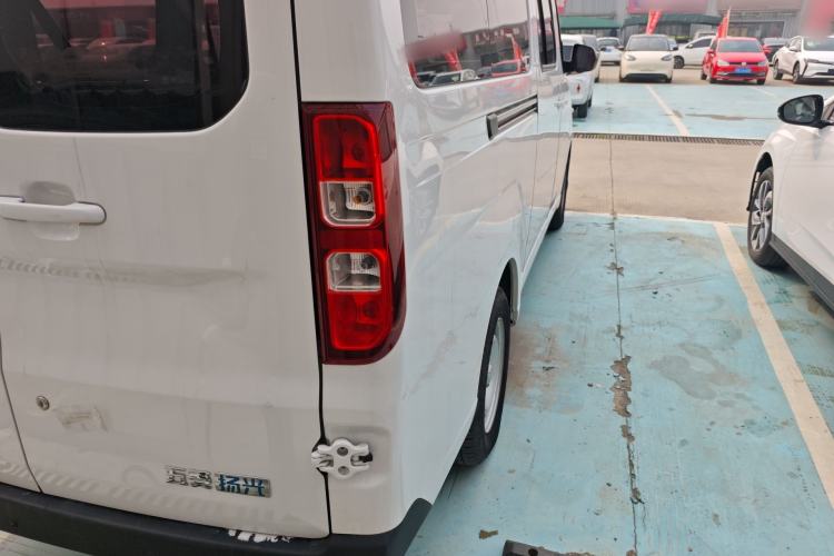 Used Wuling Yangguang 2024 300km Comfort-Grade Passenger Van 60kW