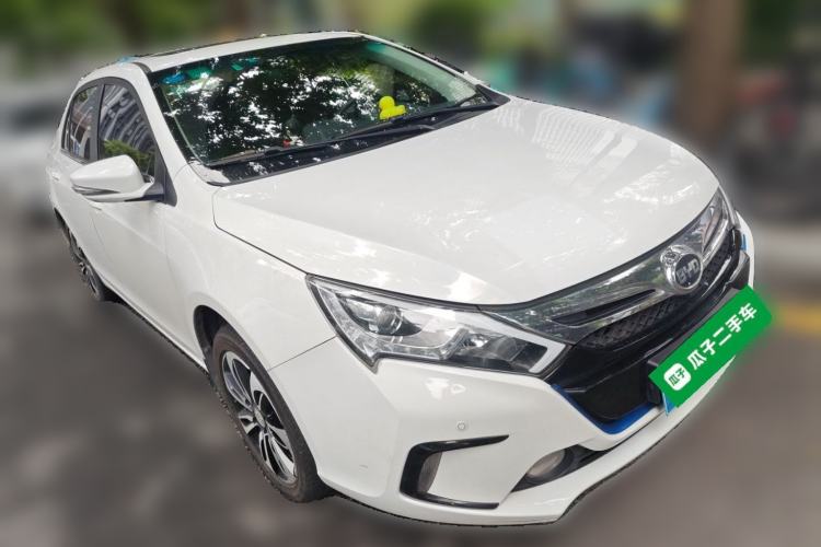 Used BYD Qin New Energy 2015 1.5T Dual-Crown Flagship Plus Edition Front Right 45 Deg