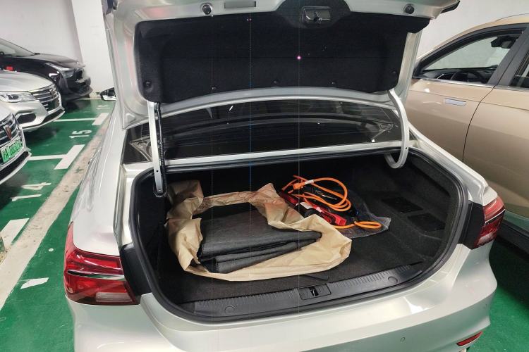 Used Roewe i6 New Energy 2017 45T Hybrid Connect & Smart Enjoyment Edition Trunk