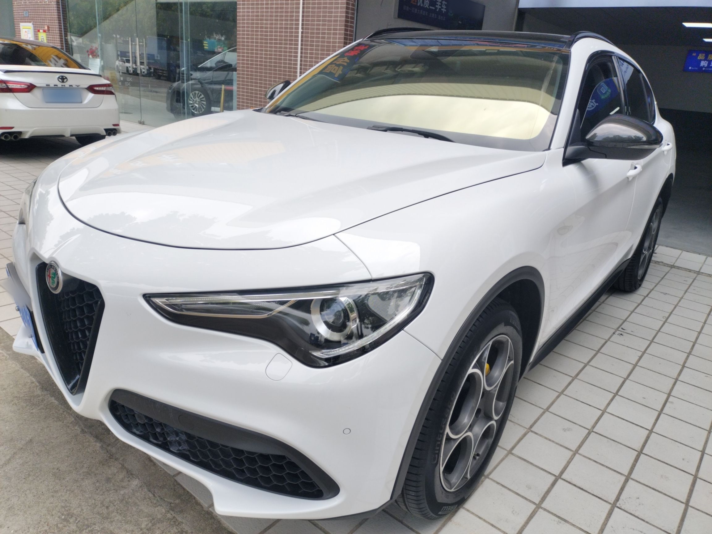 تحت مقدمة السيارة