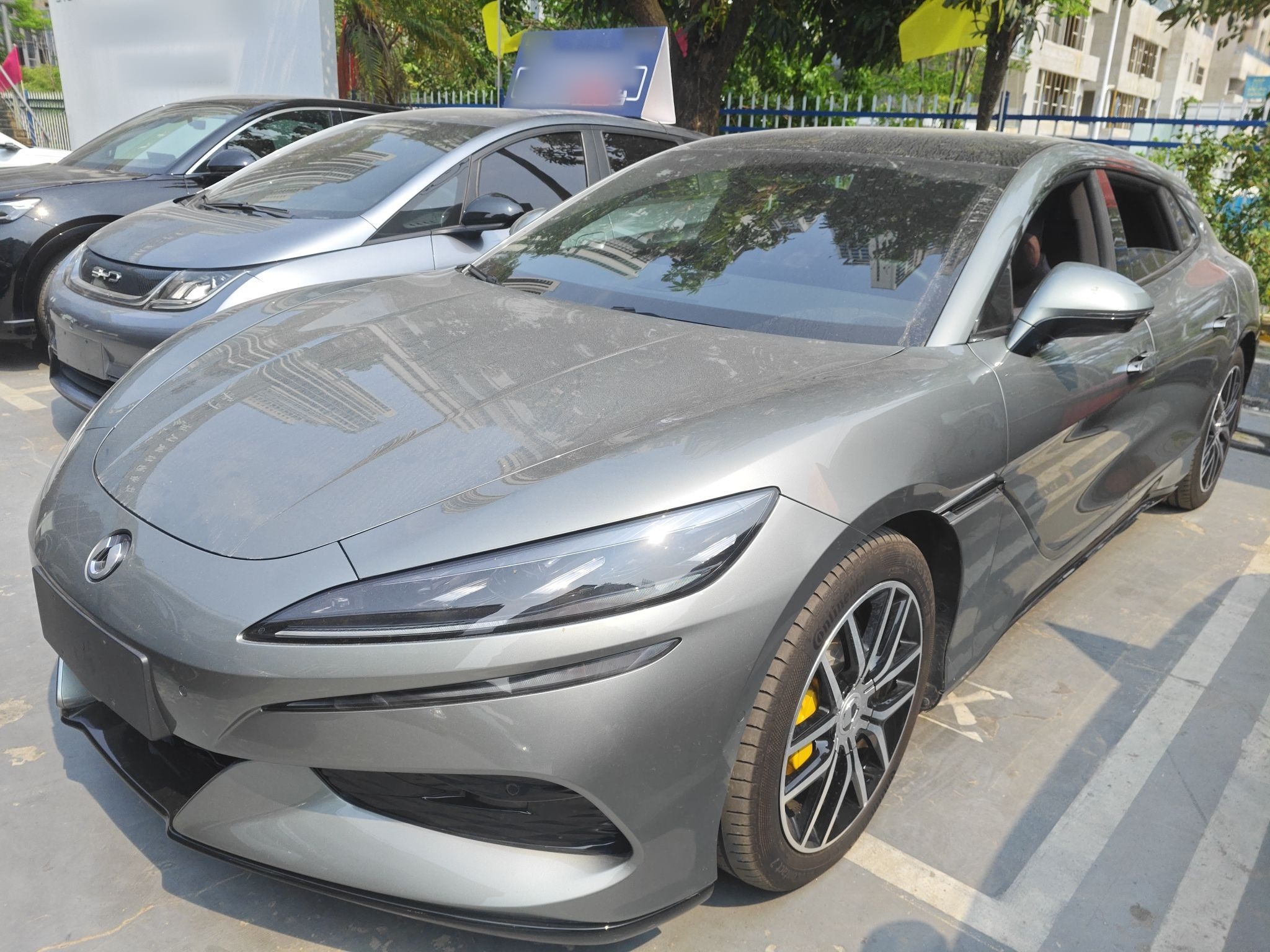 تحت مقدمة السيارة