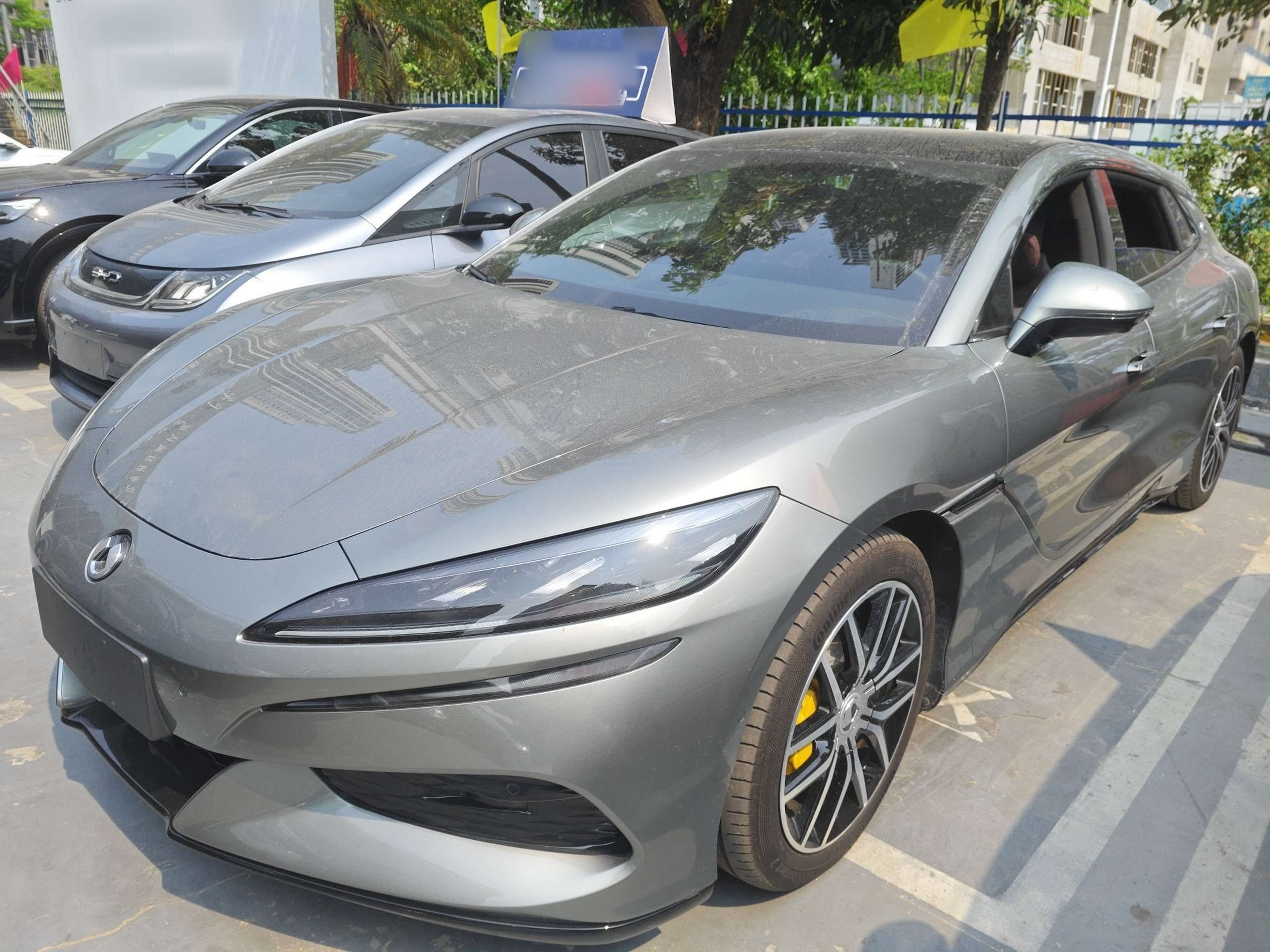 Под передней частью автомобиля