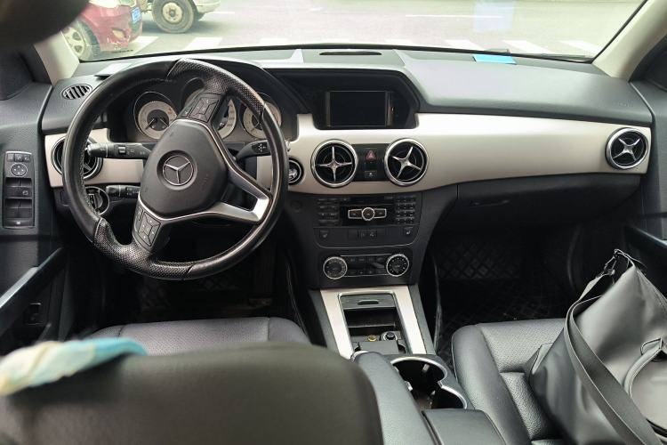 Used Mercedes-Benz GLK-Class 2013 GLK 300 4MATIC Dynamic Sunroof Model Center Console