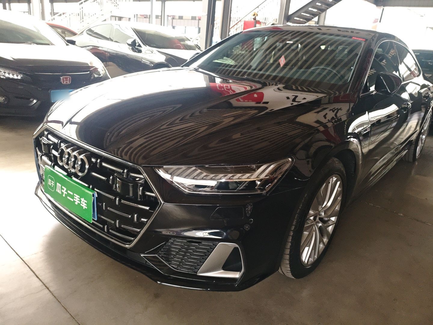 تحت مقدمة السيارة