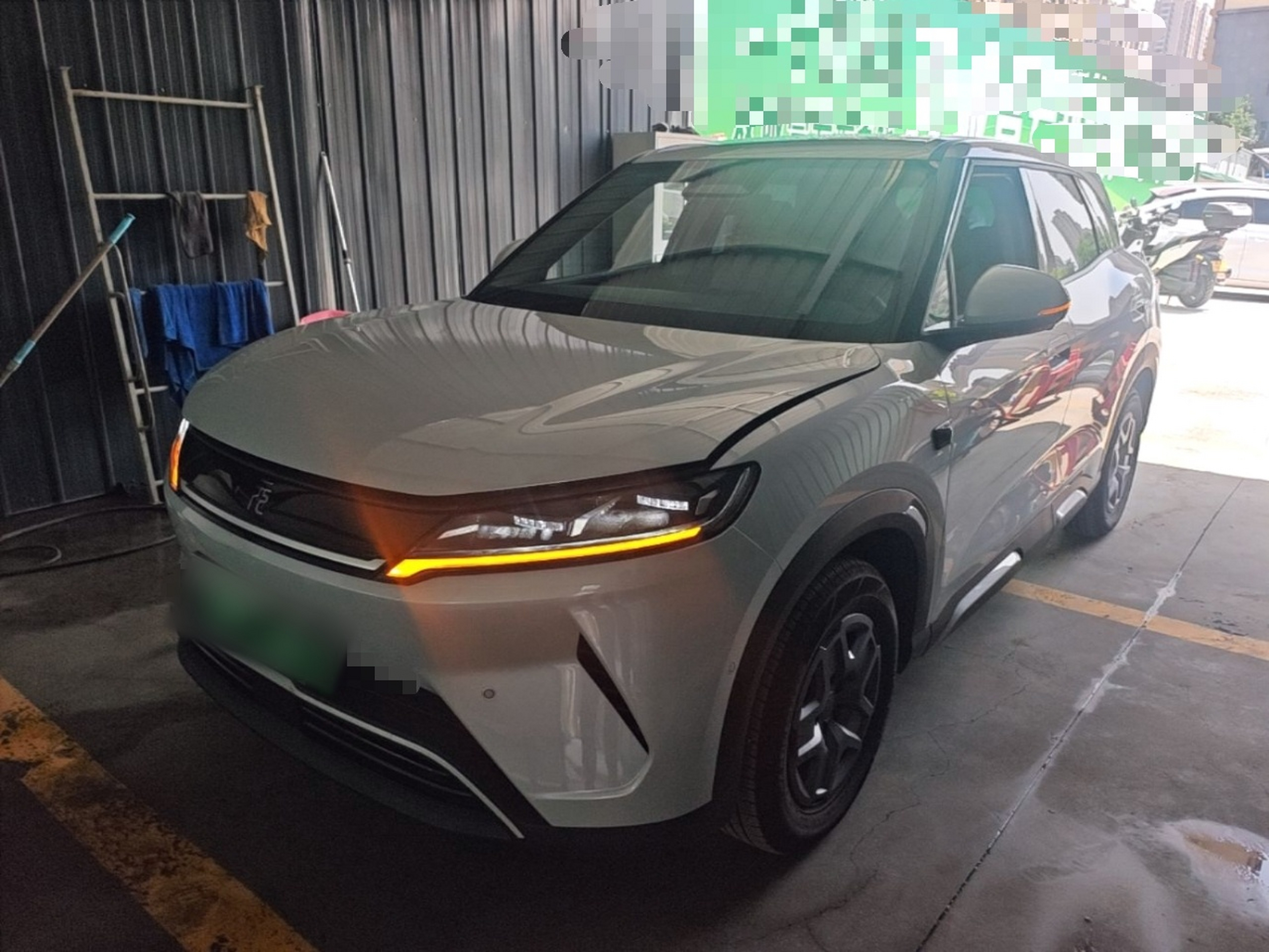 Под передней частью автомобиля