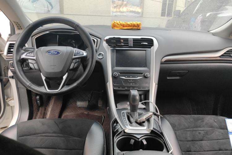 Used Ford Mondeo 2013 2.0L GTDi 200 Luxury Model Center Console