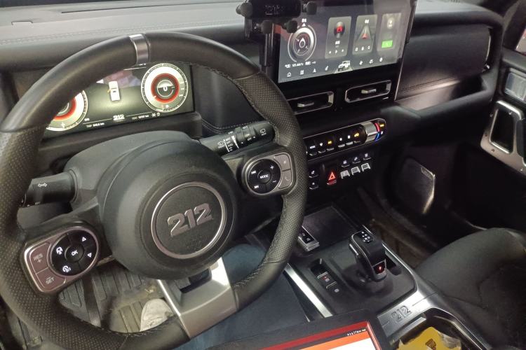 Used 212 T01 2024 2.0T Explorer
