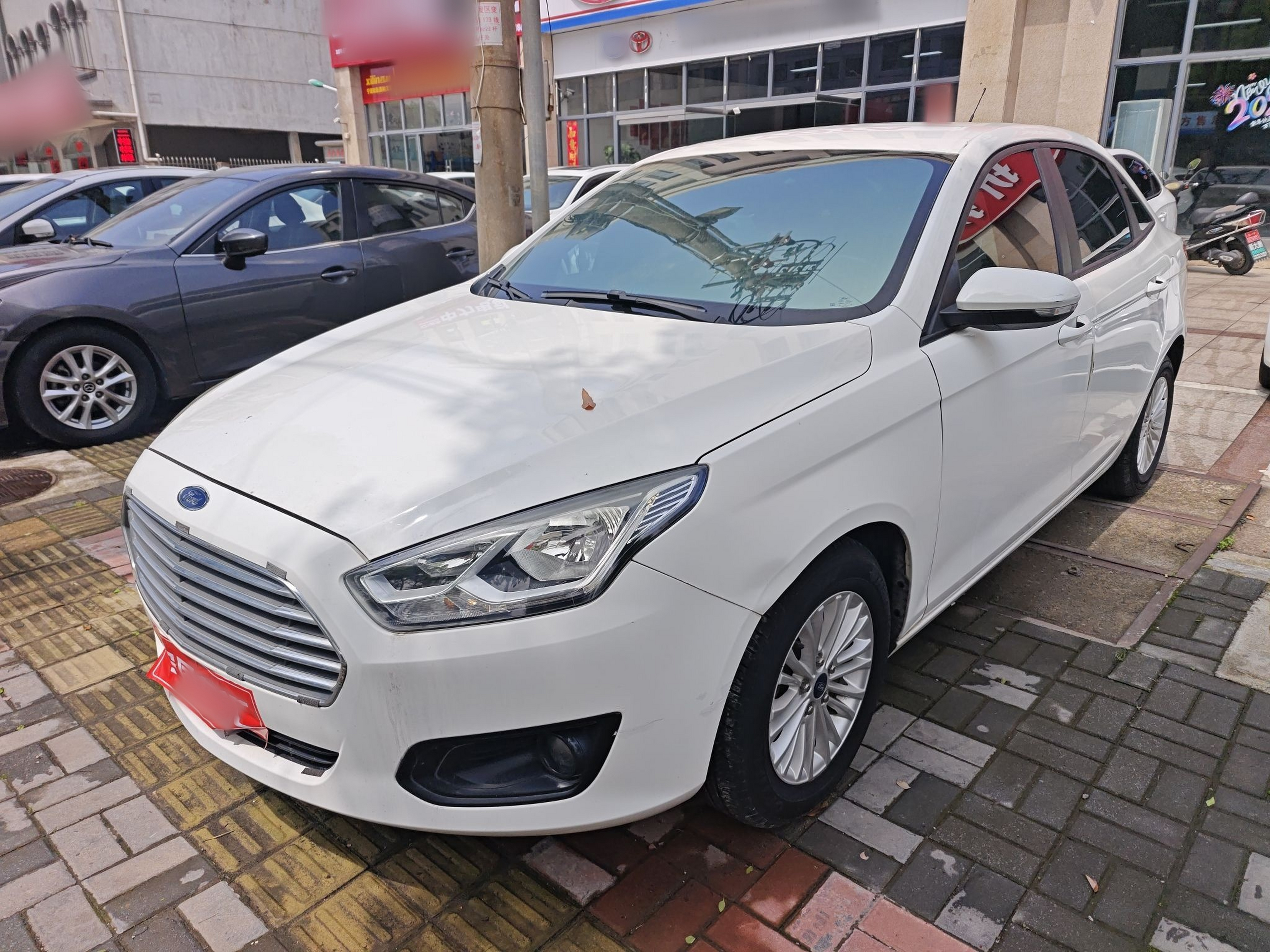 تحت مقدمة السيارة