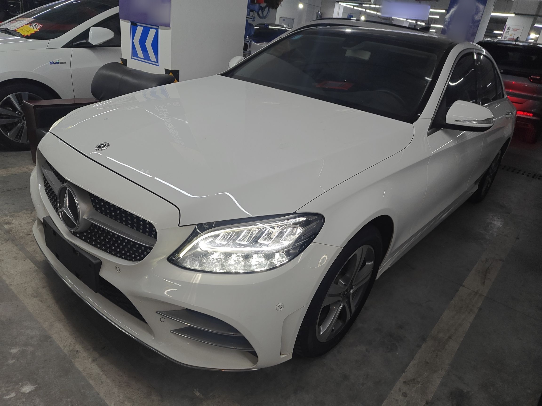 Под передней частью автомобиля