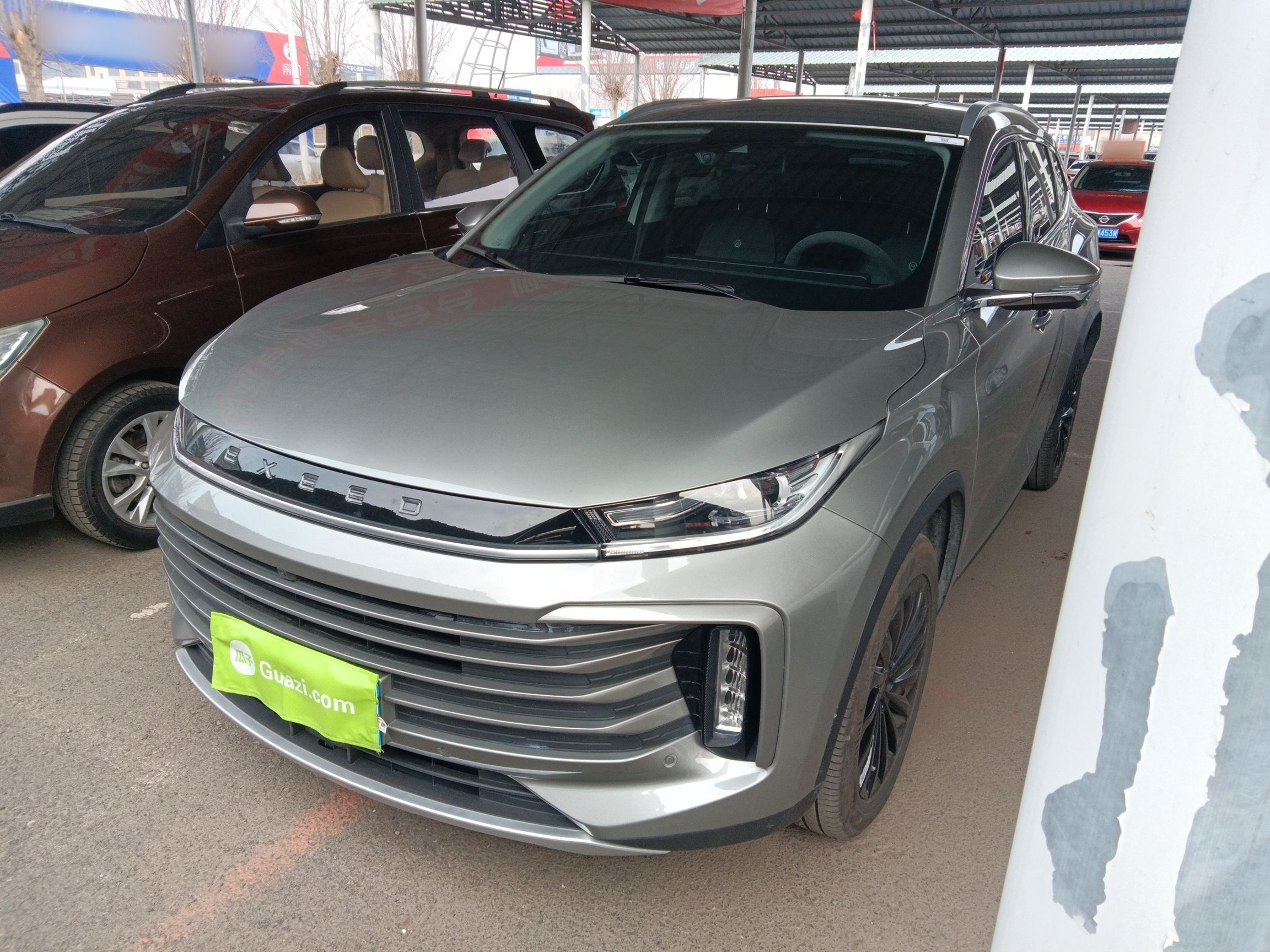 Под передней частью автомобиля