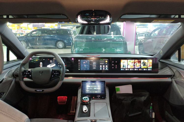 Used VOYAH PASSION 2024 PHEV Four-Wheel Drive Ultra-Long Range Flagship Model Center Console