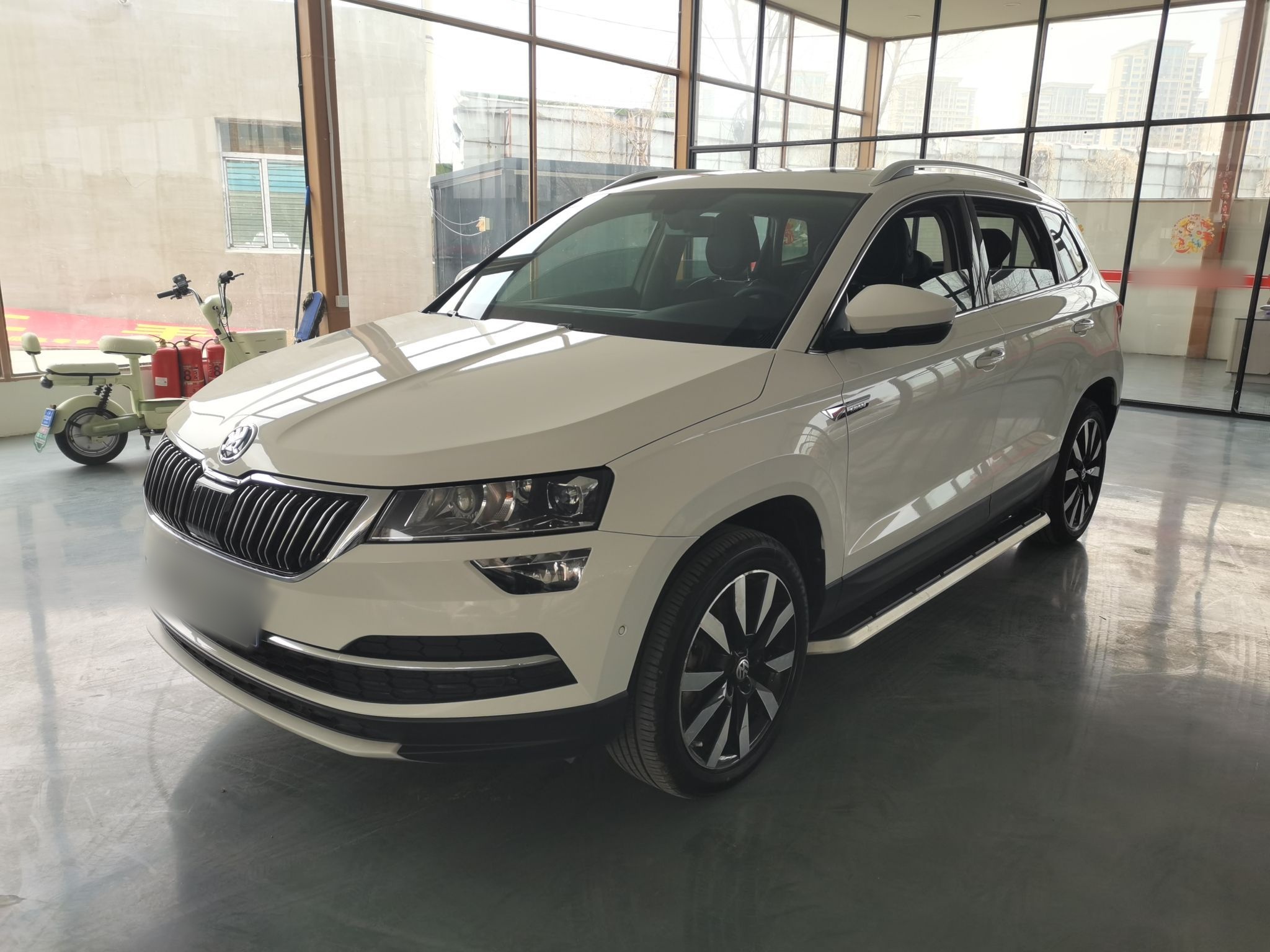 تحت مقدمة السيارة