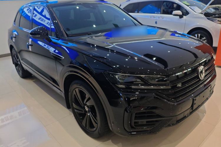 Used Volkswagen Touareg 2022 3.0 TSI Luxury Edition Black Diamond Sport Package Front Right 45 Deg