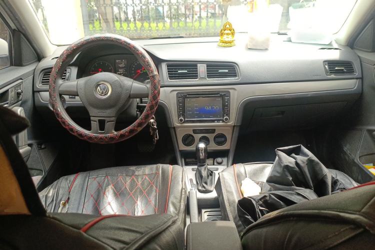 Used Volkswagen Lavida 2015 1.6L Automatic Fashion Edition Center Console