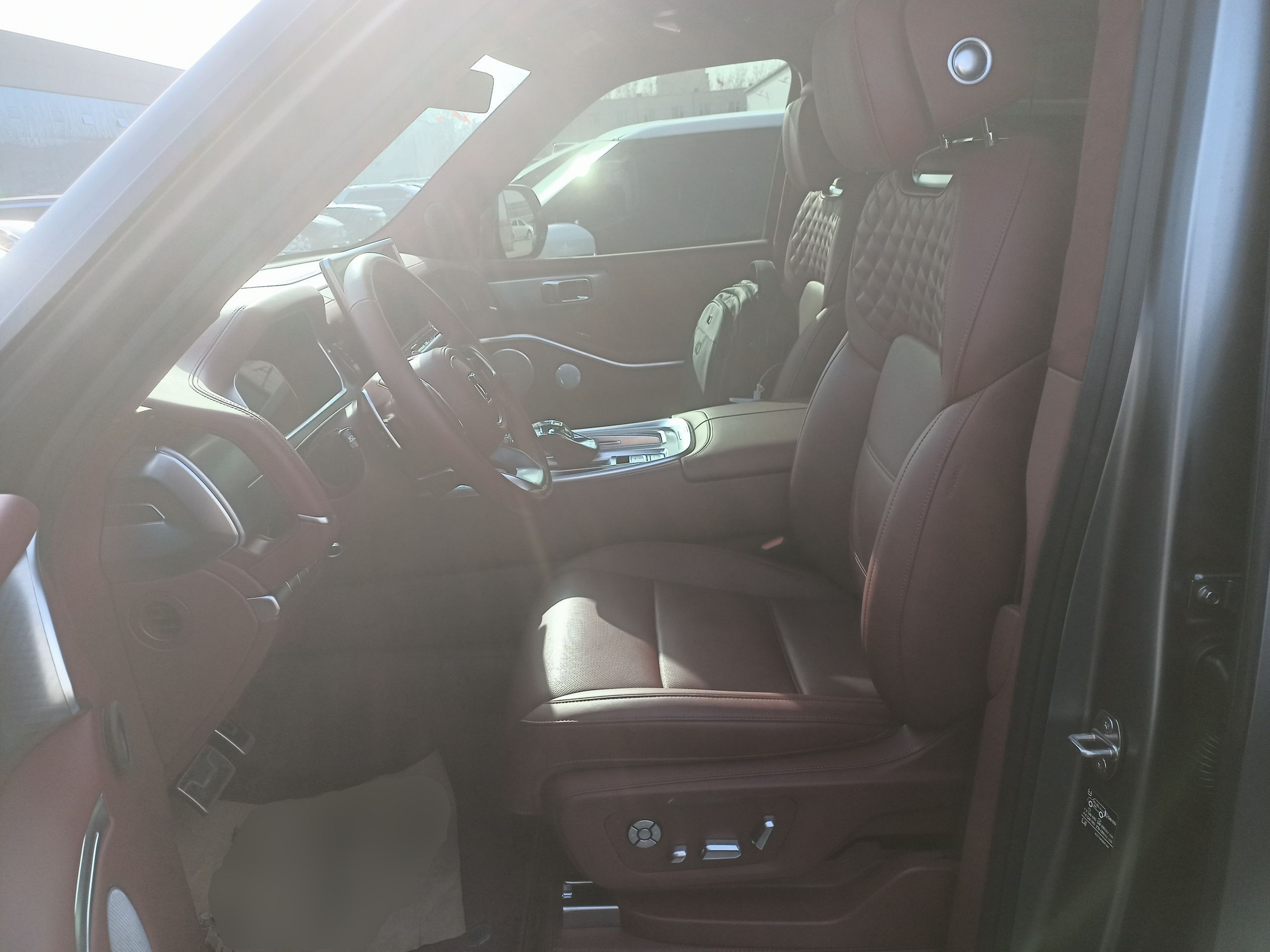 المقاعد الأمامية داخل السيارة