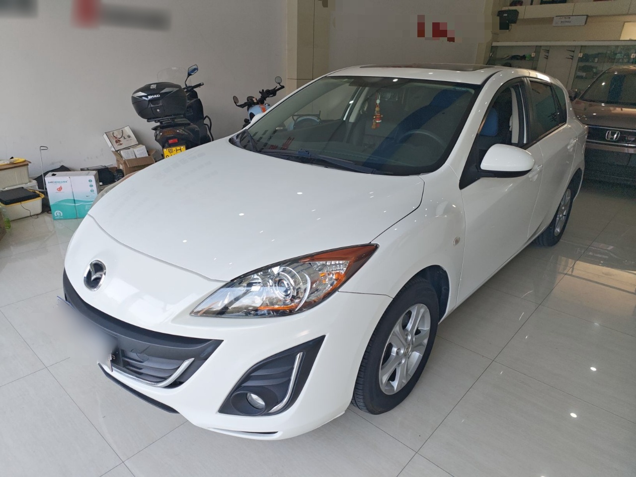 تحت مقدمة السيارة