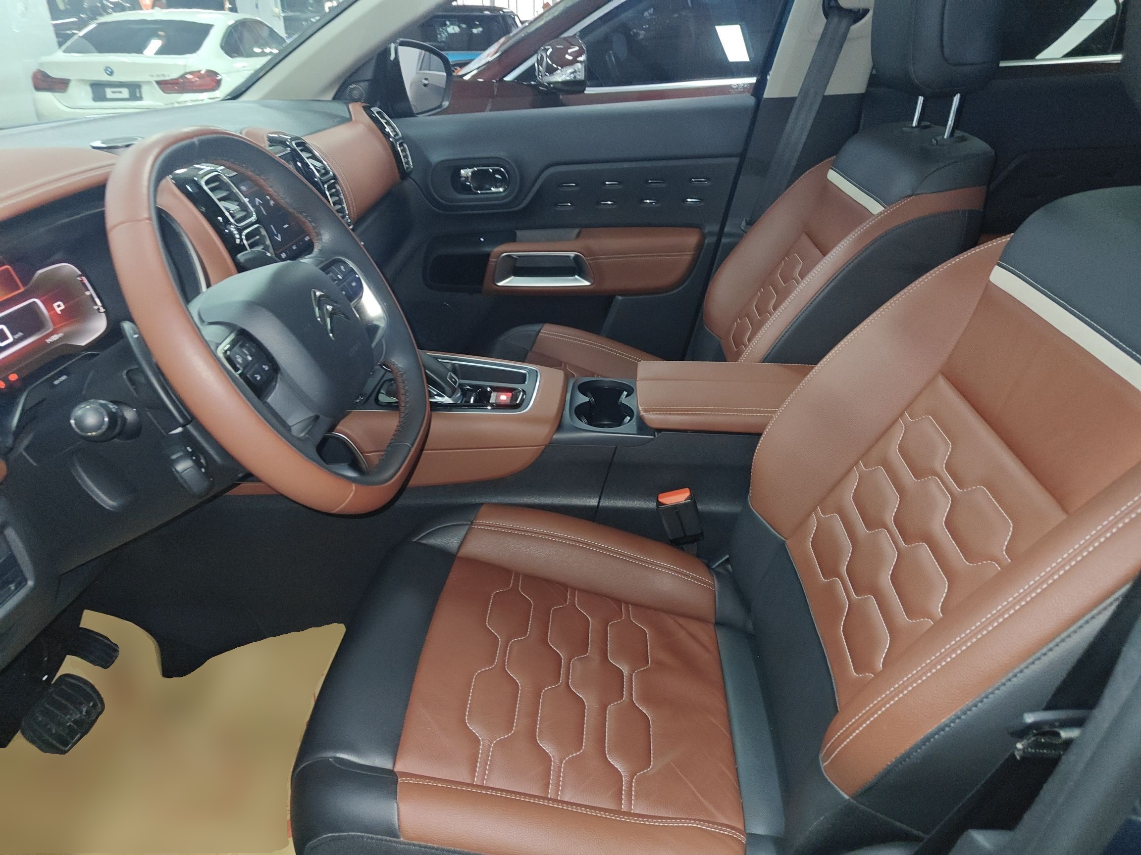 المقاعد الأمامية داخل السيارة